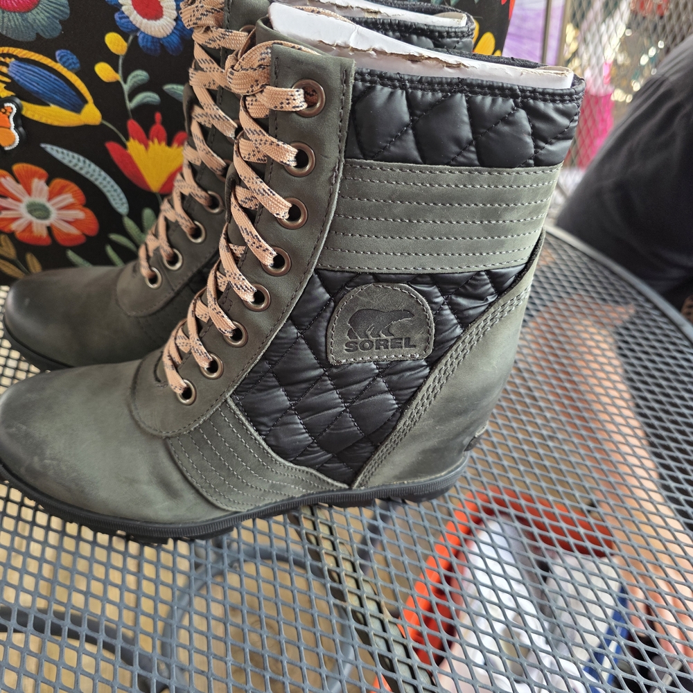 Sorel Women's Black and Olive Lace Up Boots
